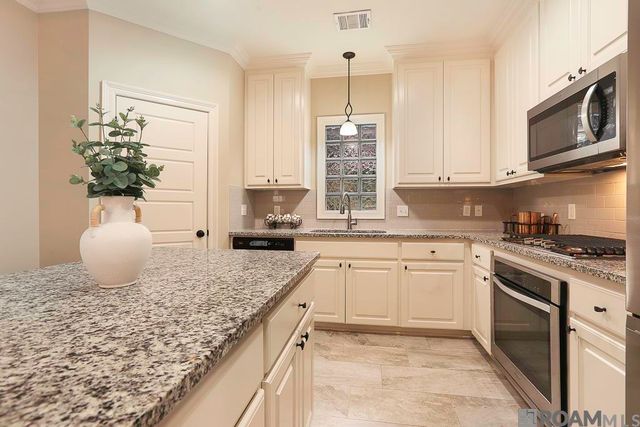 2867 Lago Ln, Baton Rouge, LA 70810