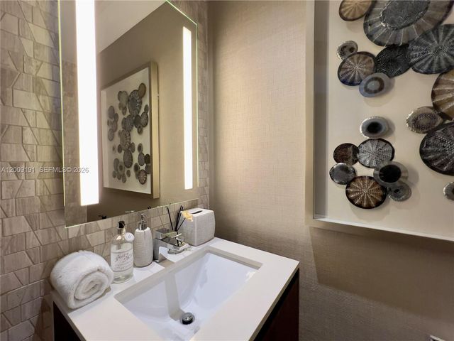 68 SE 6th St 3611, Miami, FL 33131