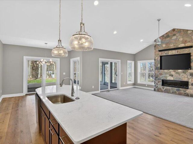 1132 Lochaven Circle, Hillsdale, MI 49242