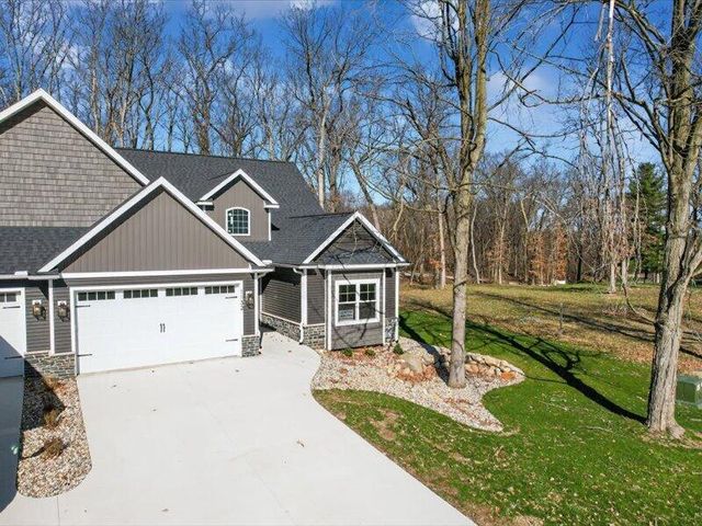 1132 Lochaven Circle, Hillsdale, MI 49242
