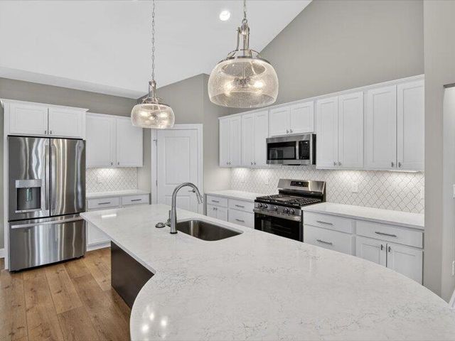 1132 Lochaven Circle, Hillsdale, MI 49242