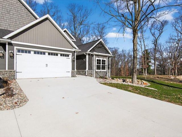1132 Lochaven Circle, Hillsdale, MI 49242