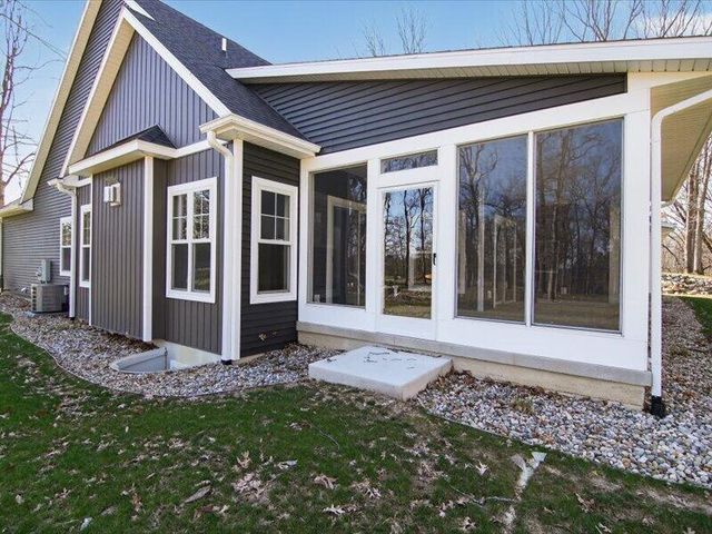 1132 Lochaven Circle, Hillsdale, MI 49242