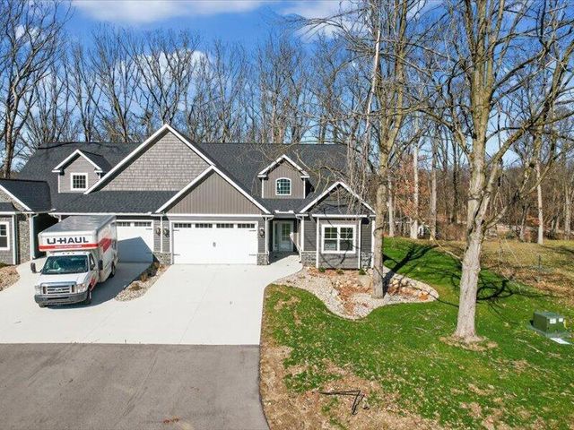 1132 Lochaven Circle, Hillsdale, MI 49242