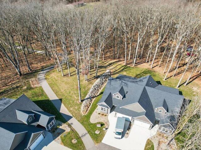 1132 Lochaven Circle, Hillsdale, MI 49242