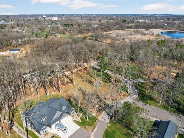 1132 Lochaven Circle, Hillsdale, MI 49242