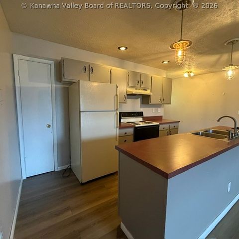 4790 Charleston Road, Poca, WV 25159