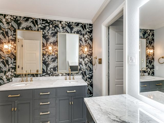 2400 Summit View Drive, Bedford, TX 76021