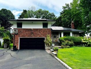 26 Canterbury Road, Woodbury, NY 11797