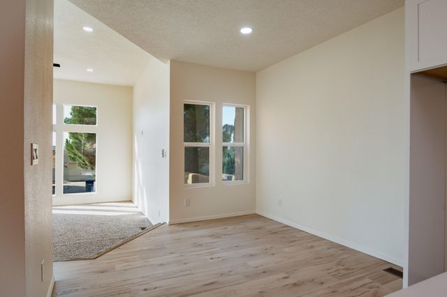 5239 LA COLONIA Drive NW, Albuquerque, NM 87120