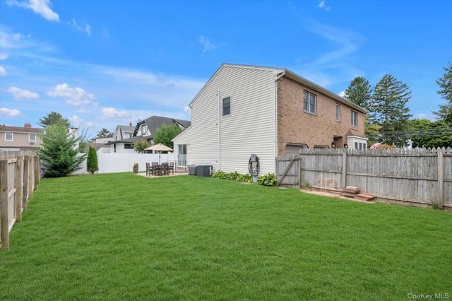 2084 Manfield Avenue, Merrick, NY 11566