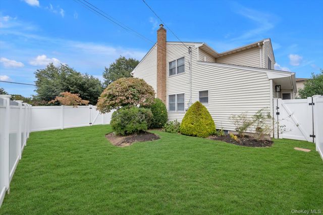 2084 Manfield Avenue, Merrick, NY 11566