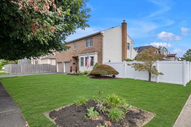 2084 Manfield Avenue, Merrick, NY 11566
