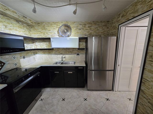 900 NE 195th St 215, Miami, FL 33179