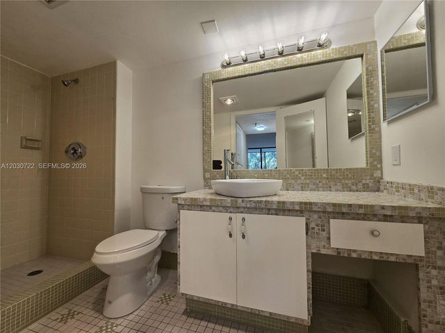 900 NE 195th St 215, Miami, FL 33179