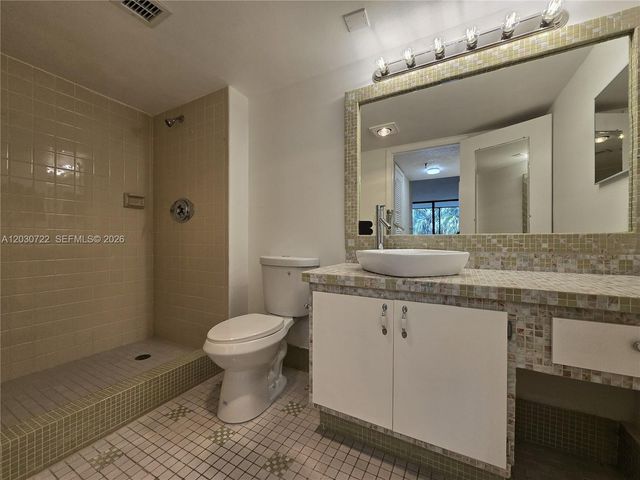 900 NE 195th St 215, Miami, FL 33179
