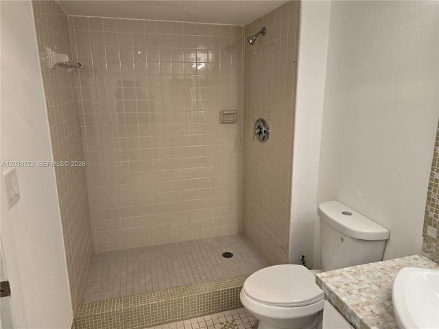 900 NE 195th St 215, Miami, FL 33179