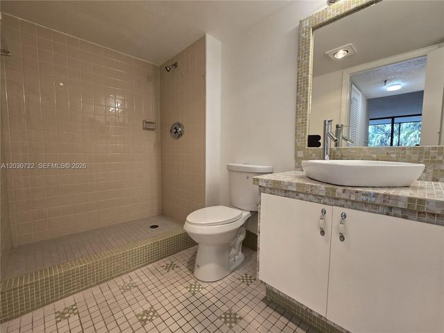900 NE 195th St 215, Miami, FL 33179