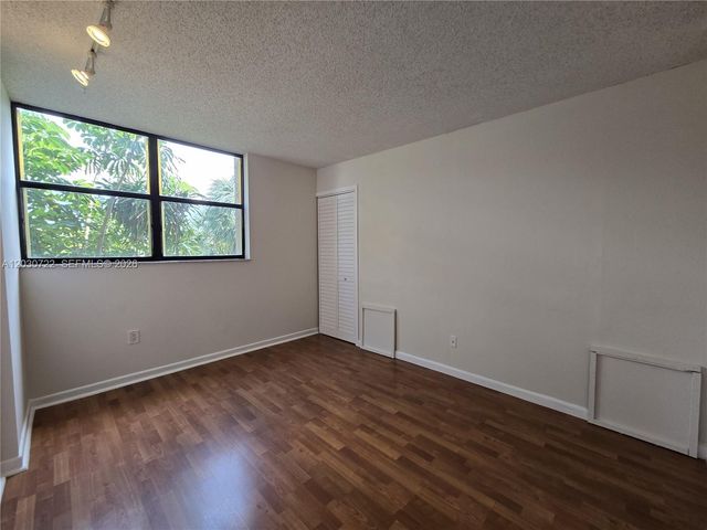 900 NE 195th St 215, Miami, FL 33179