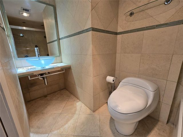 900 NE 195th St 215, Miami, FL 33179