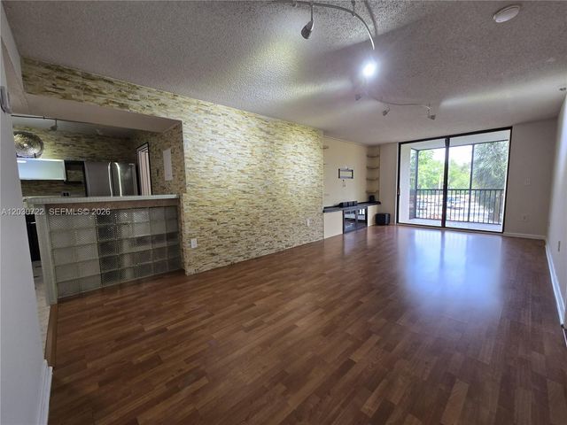 900 NE 195th St 215, Miami, FL 33179
