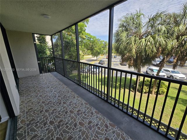 900 NE 195th St 215, Miami, FL 33179