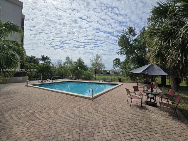 900 NE 195th St 215, Miami, FL 33179