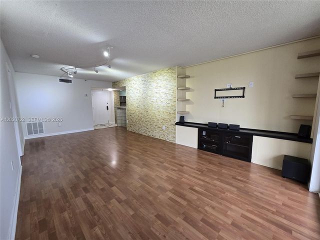 900 NE 195th St 215, Miami, FL 33179