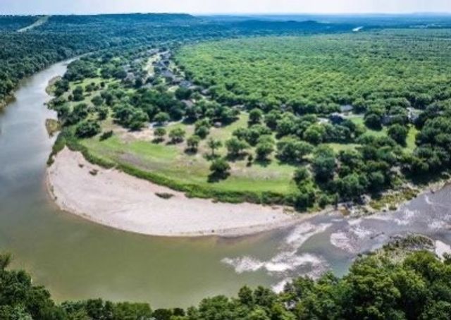 3140 E Landings S, Granbury, TX 76049