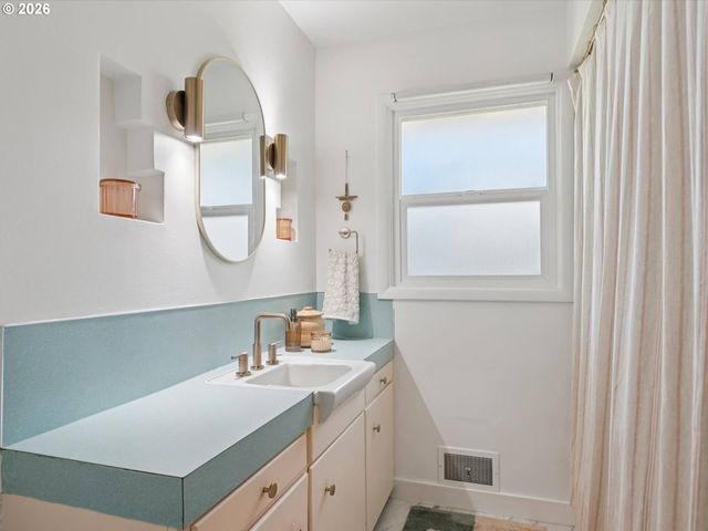 6030 Se 80TH Ave, Portland, OR 97206