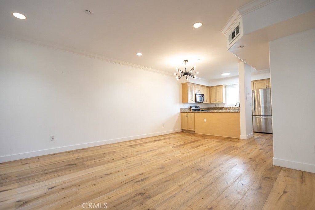 Image 3 of property listing at 364 W Wilson Avenue 3, Glendale, CA 91203