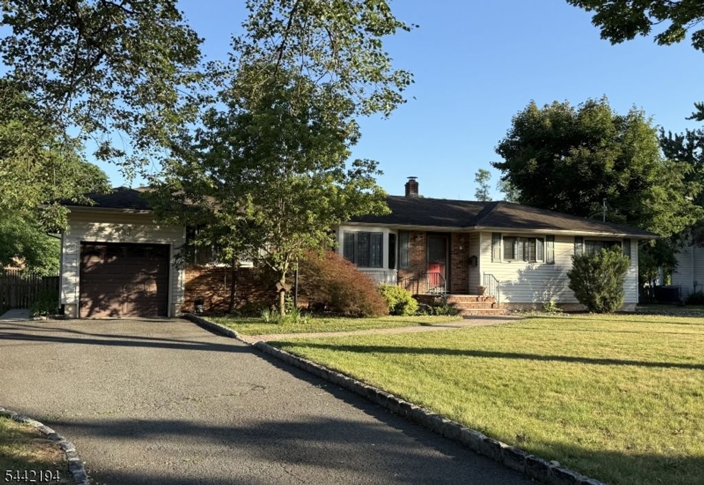 17 Schwinn Dr, Clark Twp., NJ 07066