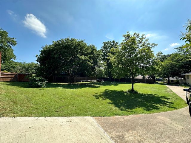 808 RAY ANDRA, Desoto, TX 75115
