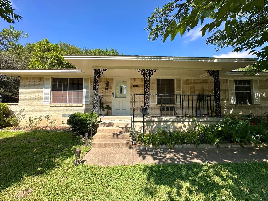 808 RAY ANDRA, Desoto, TX 75115