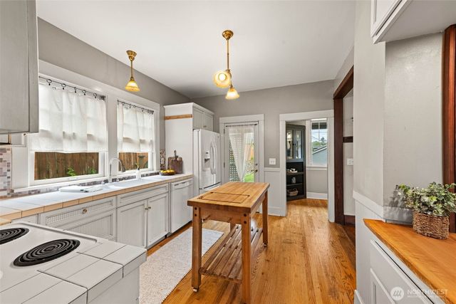 912 N Grant Avenue, Tacoma, WA 98403