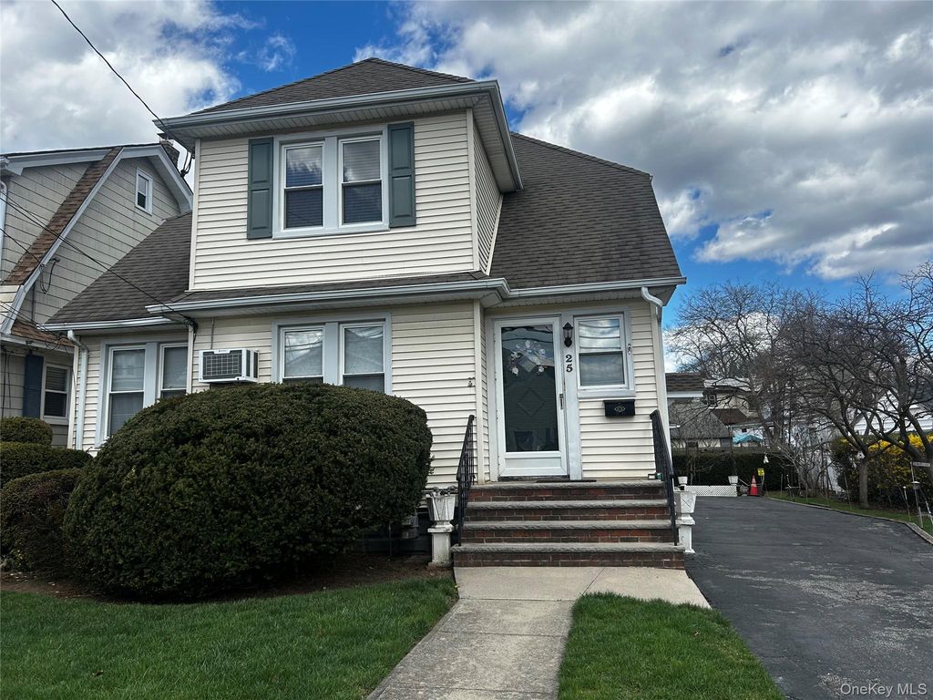 25 Martha Terrace Upper, Floral Park, NY 11001
