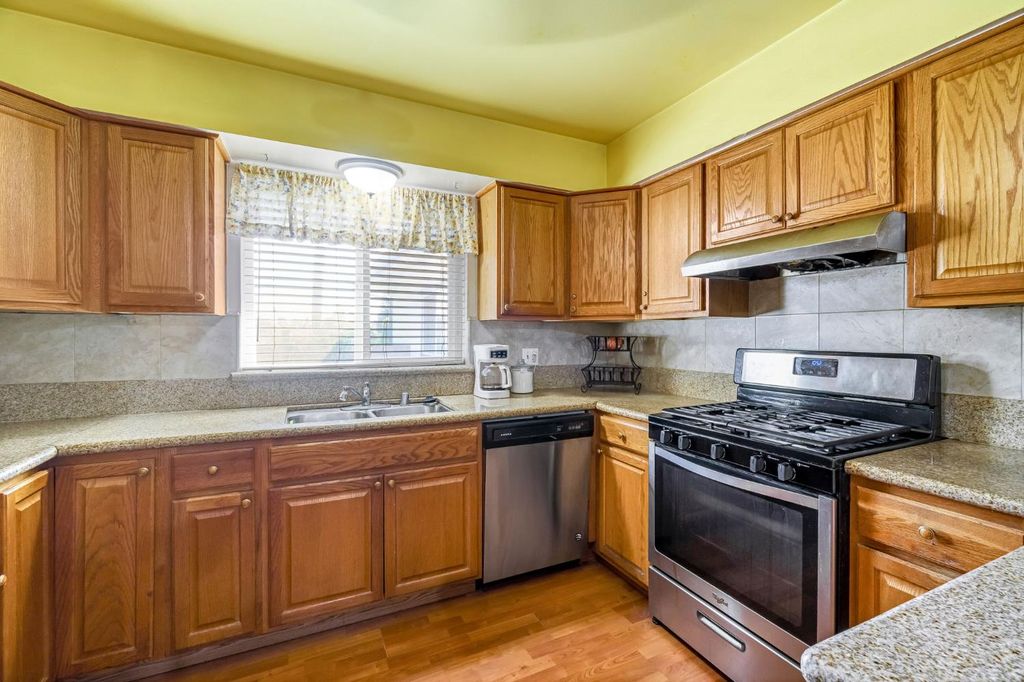 Image 12 of property listing at 1488 Whittier Avenue, Clovis, CA 93611