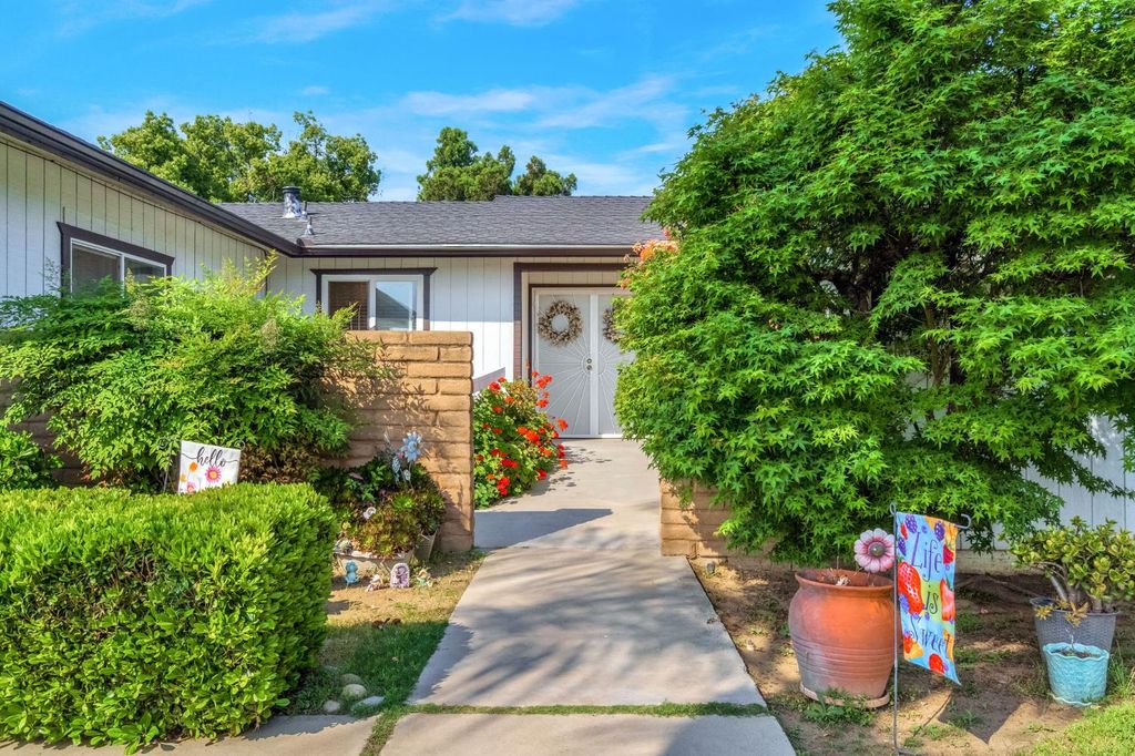 Image 3 of property listing at 1488 Whittier Avenue, Clovis, CA 93611