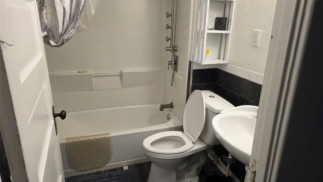 658 W 10TH Street 2, Erie, PA 16502