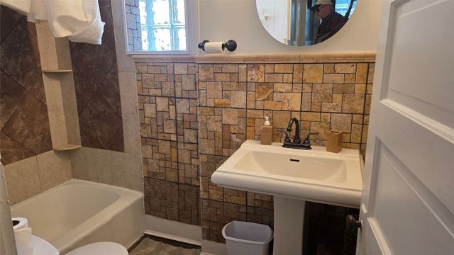 658 W 10TH Street 2, Erie, PA 16502