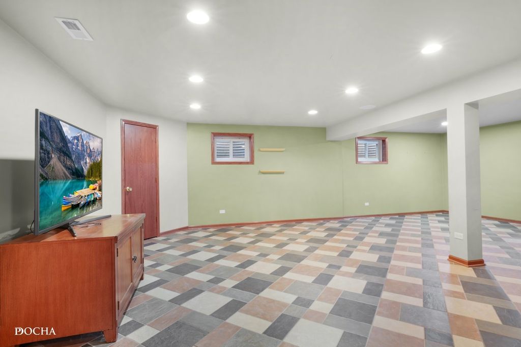 Image 27 of property listing at 17618 Dunn Road, Tinley Park, IL 60487