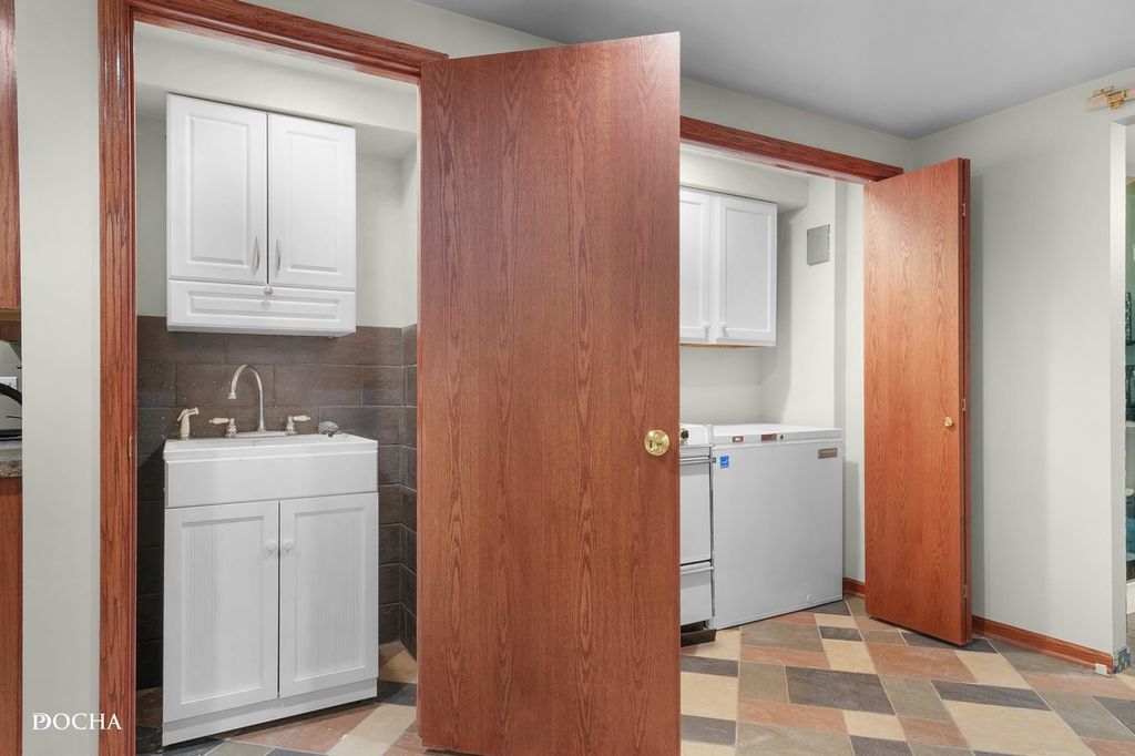 Image 33 of property listing at 17618 Dunn Road, Tinley Park, IL 60487