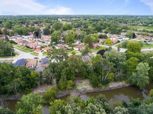 320 Streamside Drive, Harvey, IL 60426