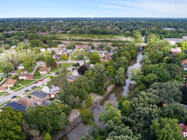 320 Streamside Drive, Harvey, IL 60426