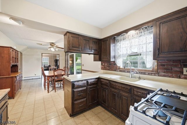 30 Whittier Ln, Oakland Boro, NJ 07436