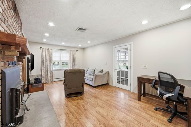 30 Whittier Ln, Oakland Boro, NJ 07436
