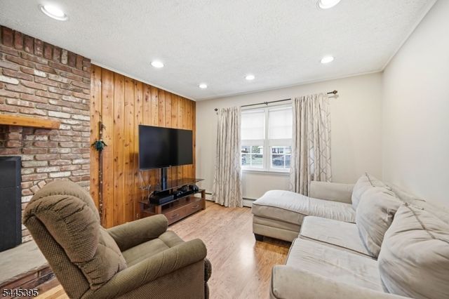 30 Whittier Ln, Oakland Boro, NJ 07436