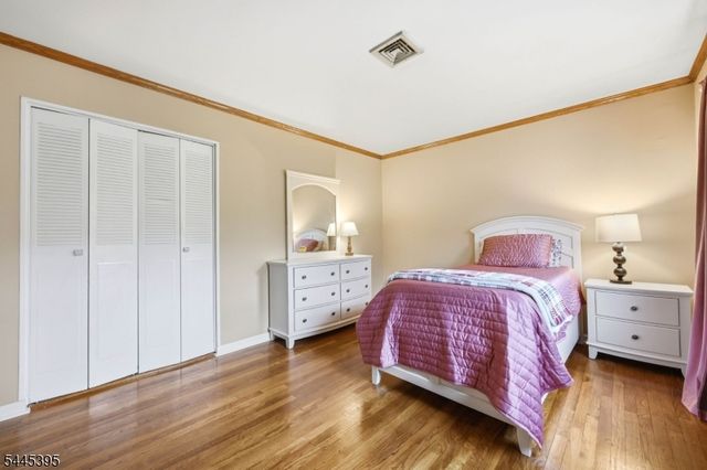 30 Whittier Ln, Oakland Boro, NJ 07436