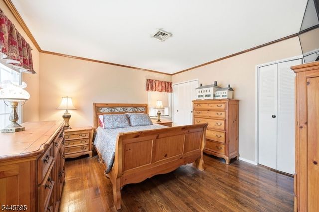 30 Whittier Ln, Oakland Boro, NJ 07436