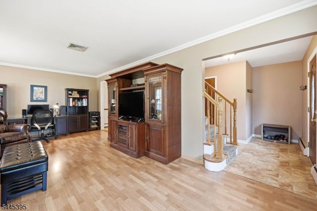 30 Whittier Ln, Oakland Boro, NJ 07436